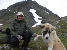Lehrer, Leiter und Hund, Wandern in den Bergen, Arkhyz, Russland, Kaukasus