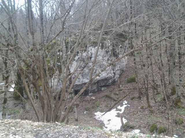 Огромная каменная глыба у дороги в п. Отдаленный, Шпалорез
