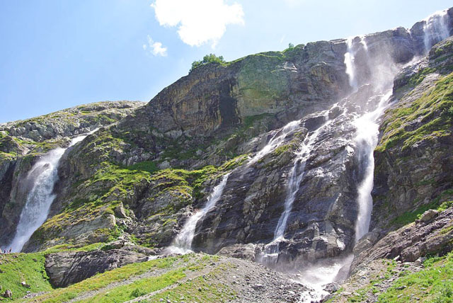 Вид на Софийские водопады справа