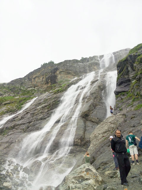 Софийские водопады, туристы рядом