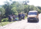 Группа туристов на въезде в село Новопрохладное 29 мая 2016
