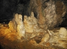 Скопление наростов на полу пещеры