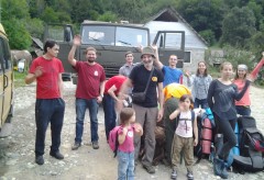 Offroad-LKW SUVs fur den Transport von Touristen vor Wandern in den Bergen Russlands