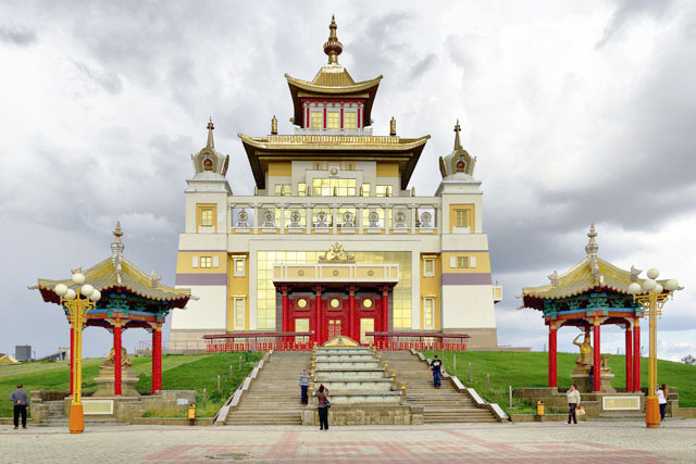 Храм Золотая обитель Будды в Элисте